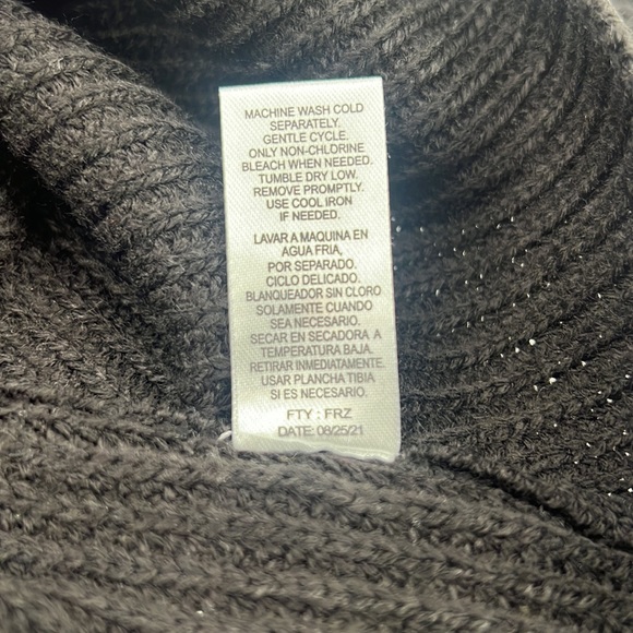 Full Circle Trends NWT Black Vneck Cropped Faux Wrap Sweater Women's sz. Small - Picture 7 of 11